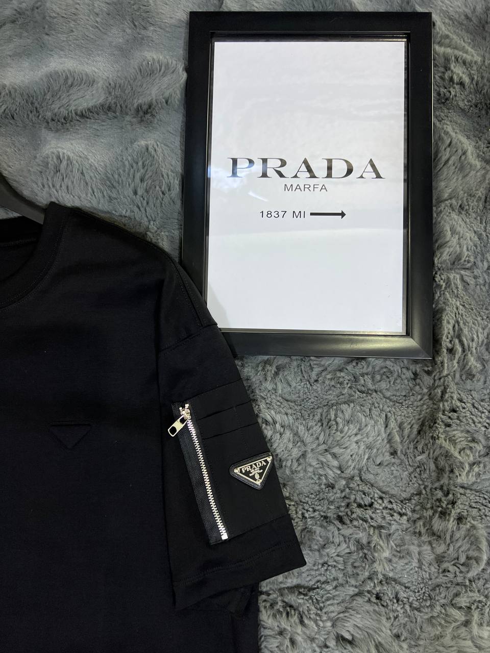 PRADA T-SHIRT