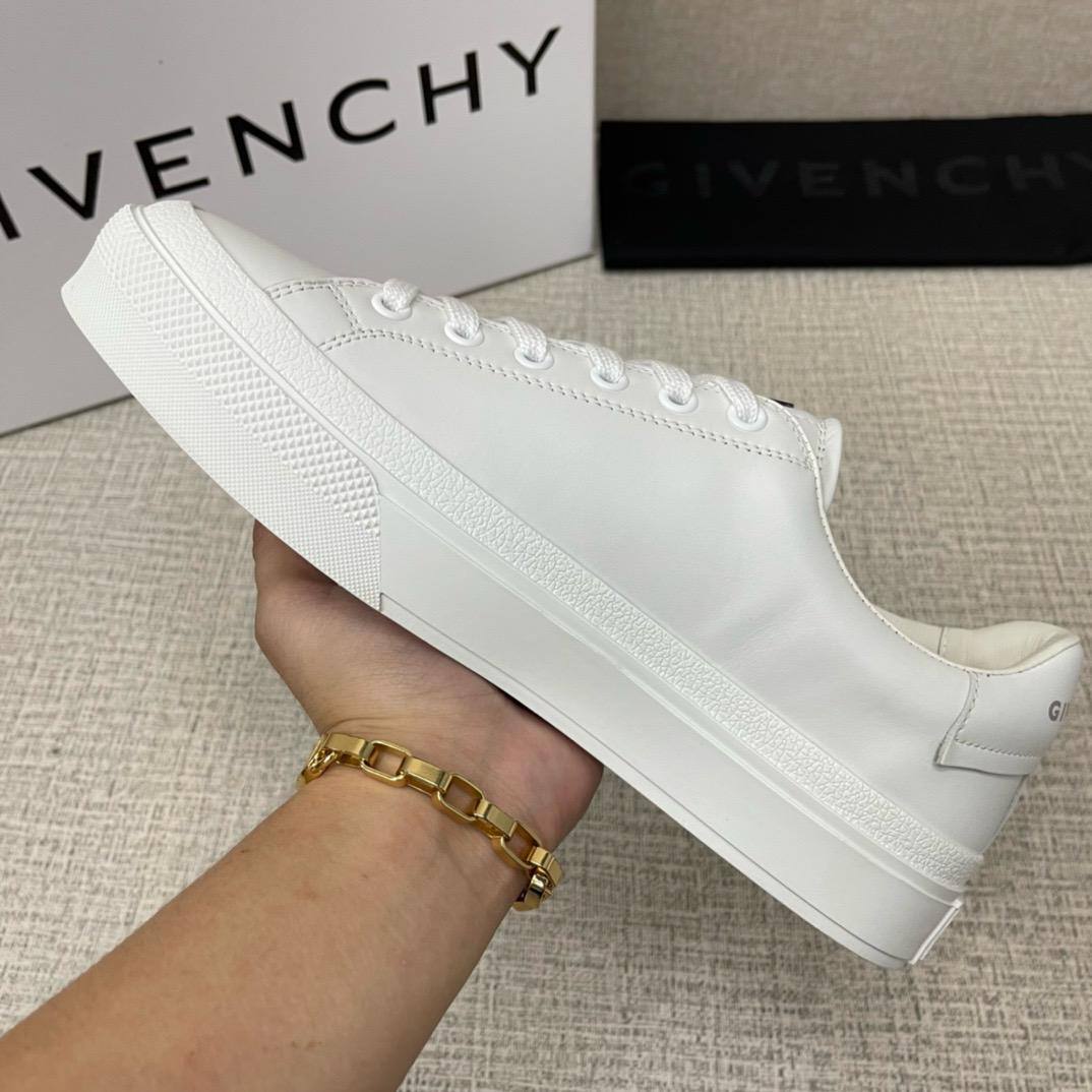 Givenchy Sneakers – White Classic Edition