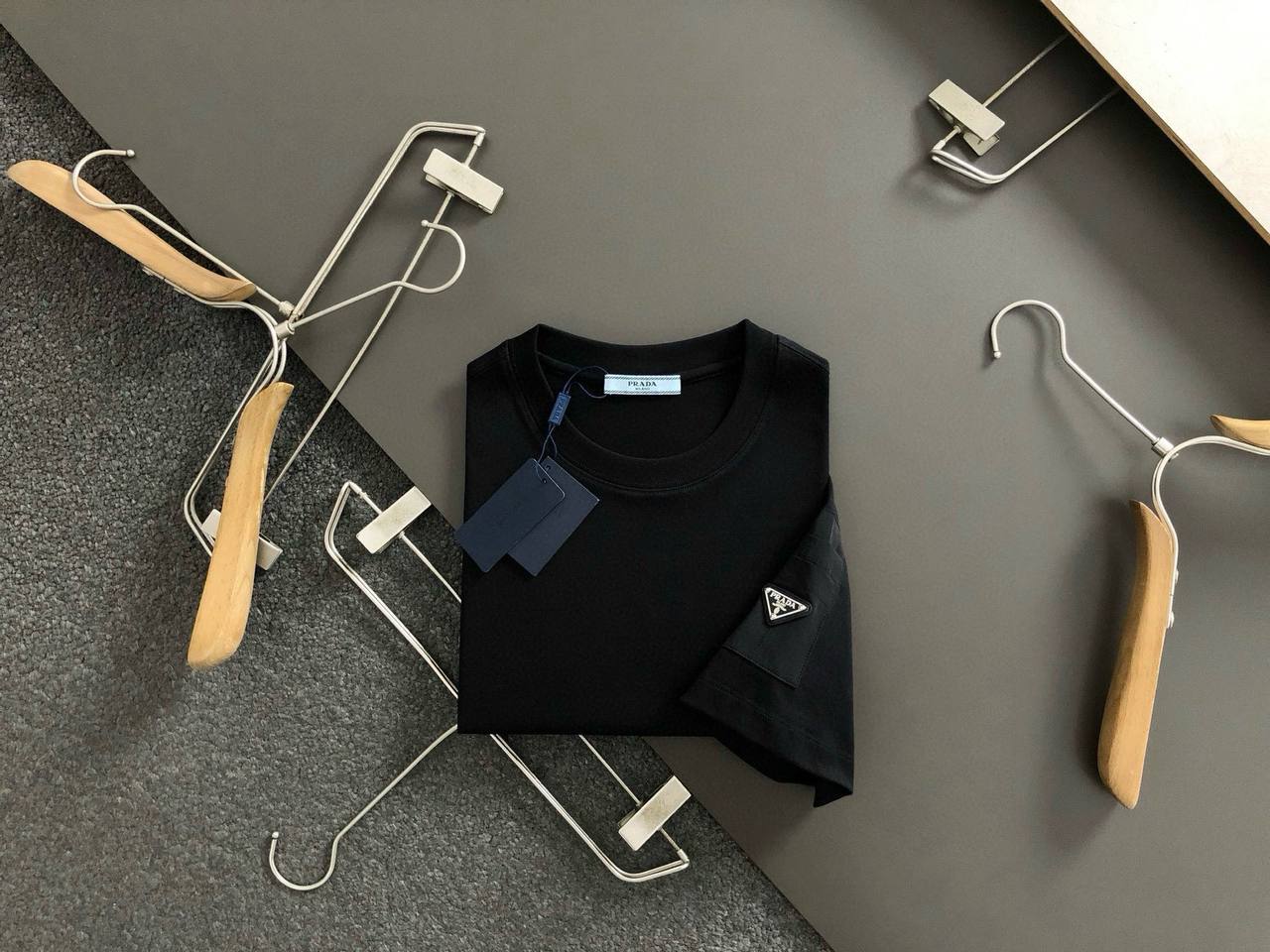 PRADA T-SHIRT