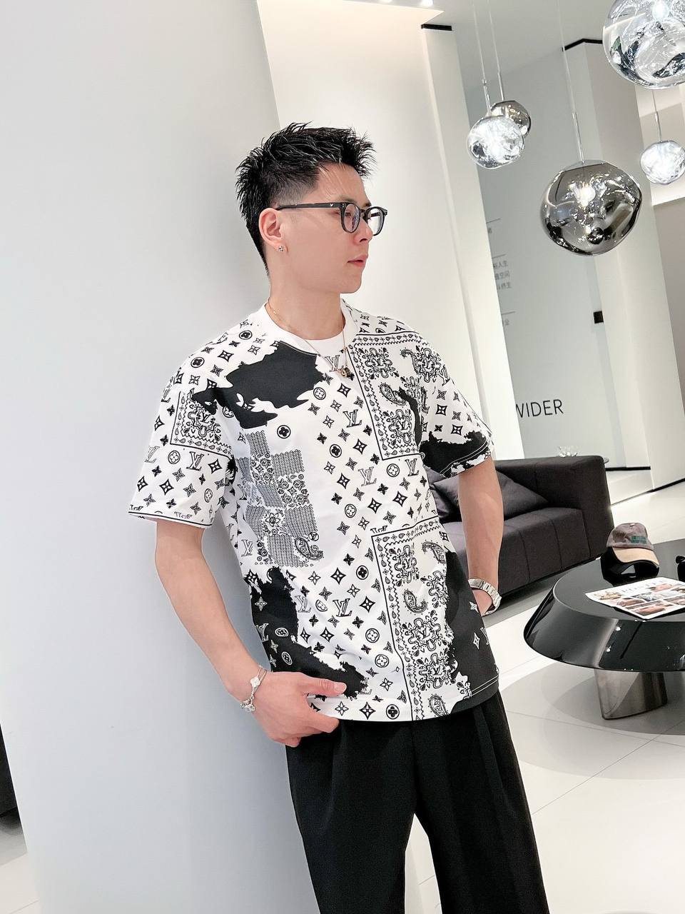 Louis Vuitton T-Shirt – Monogram Print Edition
