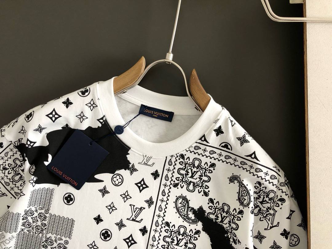 Louis Vuitton T-Shirt – Monogram Print Edition