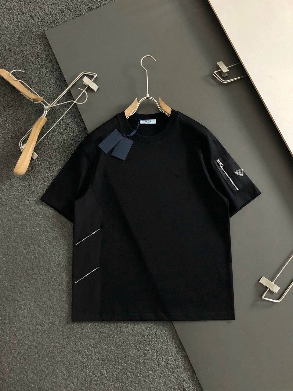PRADA T-SHIRT